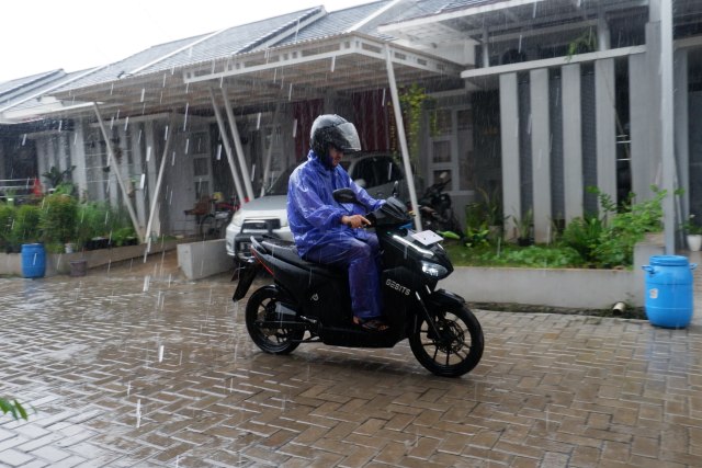  Mengendarai Motor Listrik Saat Hujan